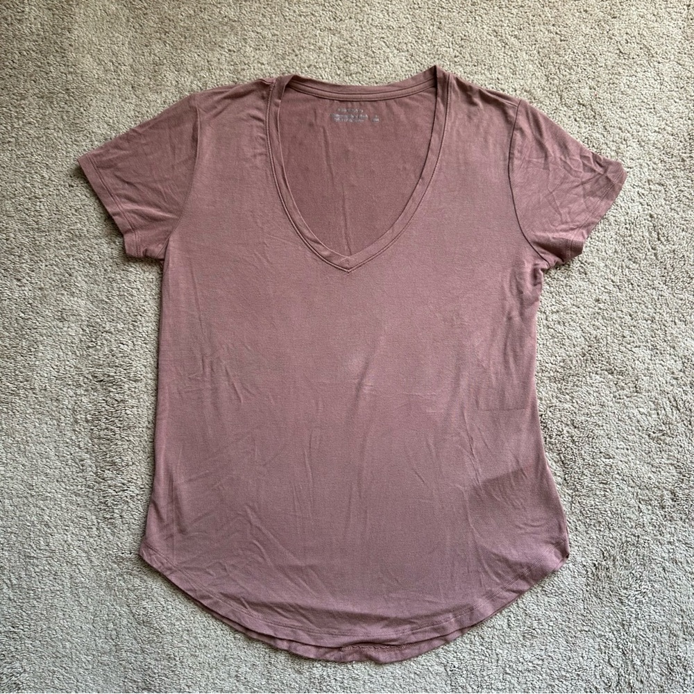 Abercrombie & Fitch Drapey V-Neck Tee in Dusty Pink size small